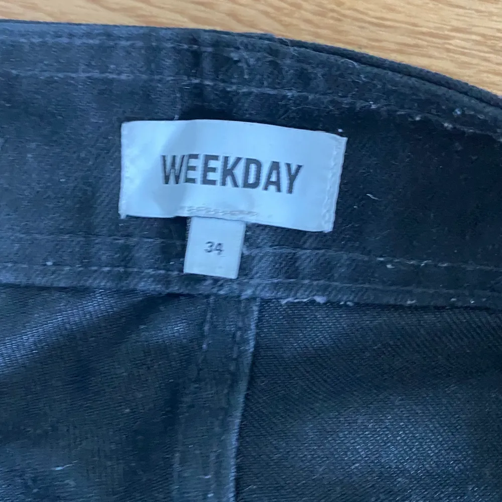 Utsvängda jeans ifrån weekday, 34💓 Anvädna 1 gång. Jeans & Byxor.