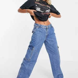 Cargojeans - Blå cargojeans från asos, de har blivit alldeles för stora så kommer inte till användning så säljer därför. Egna bilder eller köpa så skriv💞 104 cm i midjemått