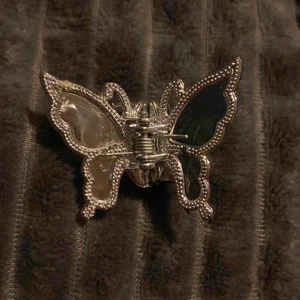 Fjärils hårklämma - Hårklämma med en silvrig fjäril på. :)