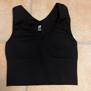 HM sportsbra  - I nytt skick och aldrig använd! Skön och gör vad den ska!