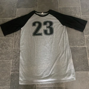 oversized T-shirt  - Oversized T-shirt Grå, svart  Använd 2 gånger 