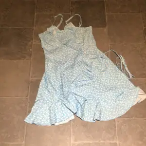 Säljer denna klänningen från SHEIN om ni vill ha fler bilder skriv priv aldrig använd