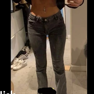 boot cut jeans - Säljer mina shein boot cut jeans i storlek S eftersom dom ej kommer till användning, aldrig använda 🙃(lånade bilder)