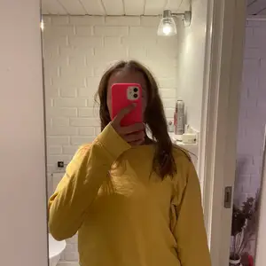 En gul hoodie 