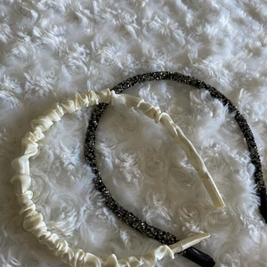 Diadem  - Säljer dessa två diadem, de är så fina men det var inte min stil 🦋. Säljer 15 kr för varje 💕. Fraktpris kommer, skriv vid intresse 💖