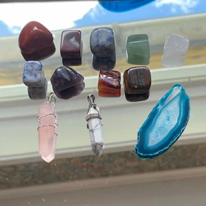 Säljer olika kristaller<3 - Säljer olika kristaller💕 Alla kristaller på det 2 första raderna koster 15kr st, Kristallerna som är till halsband kostar 50kr st, Den blåa platan kostar 30kr och de två på andra bilden kostar 70kr💕 Eller alla för 150kr💕