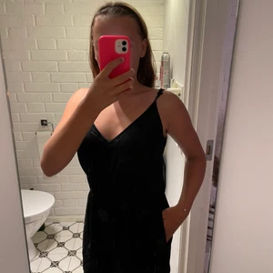 Svart dress - En svart dress med fickor 