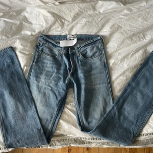 Lågmidjade Acne jeans - Säljer mina lågmidjade acne jeans som jag tyvärr inte får på mig längre… De är verkligen superfina och långa för er som har svårt att hitta lågmidjade långa byxor. Är ca 176 cm lång och jeansen är storlek 29/34 men skulle mer säga 27/28