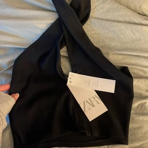 Zara topp - En skitsnygg topp ifrån zara. Endast testad!! Storlek L men sitter som en m då det endast finns tre storlekar att välja på och är väldigt tajt runt bysten. 🤍