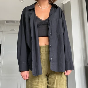 Svart skjorta - Svart skjorta som är fin till allt!🖤