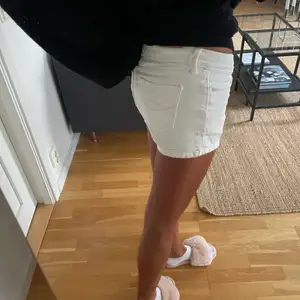 Säljer mina vita, lowwaist, jeansshorts från Abercrombie & Fitch kids. Passar mig som ofta har xs!! ❤️😍