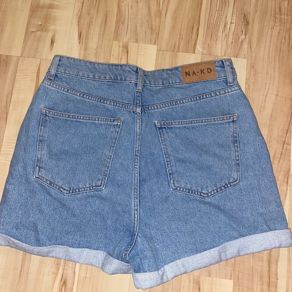 Oanvända jeansshorts från NAKD!! . Shorts.