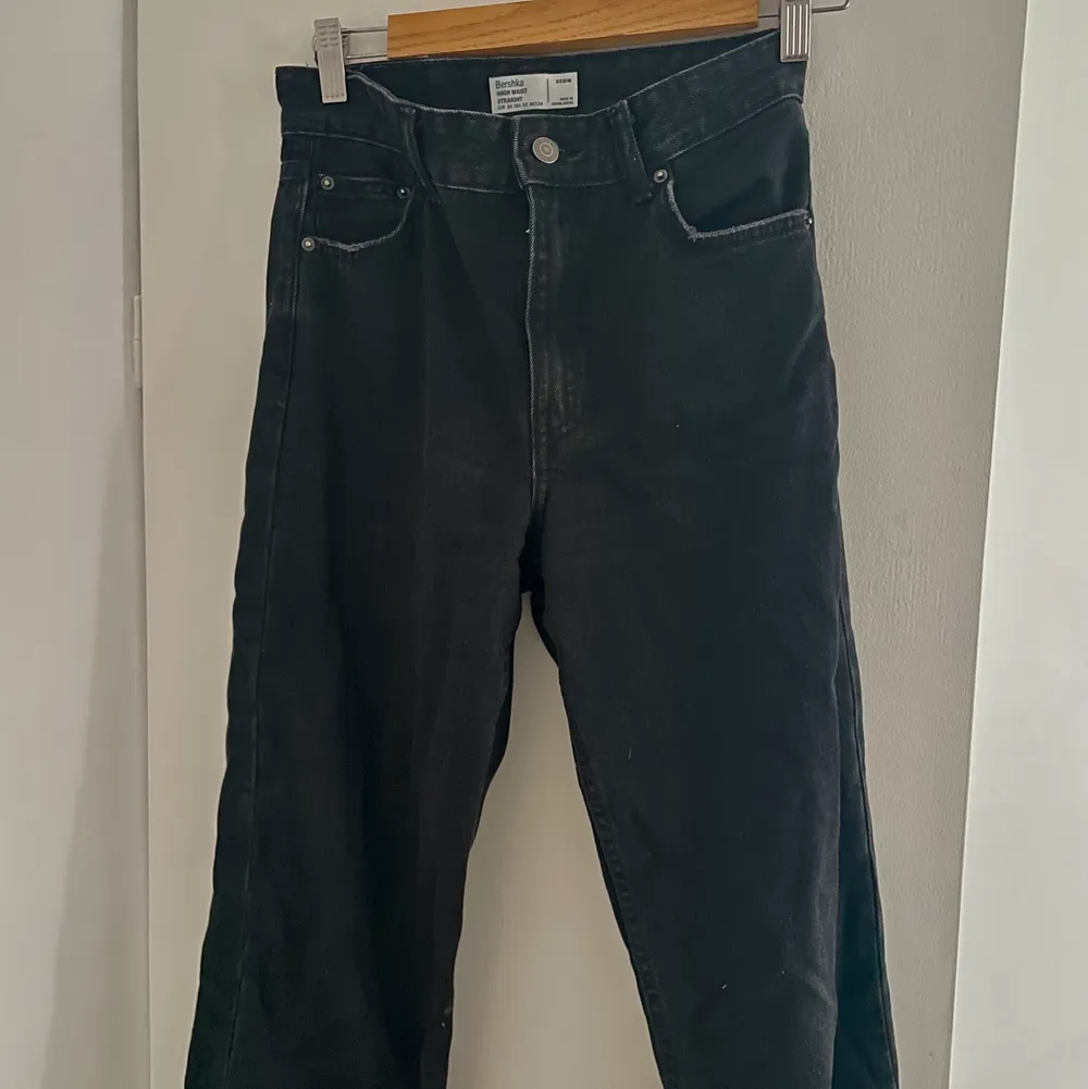 Fina svarta jeans med high rised midja i storlek 34, straight/loose fit. Knappt använda, mycket fint skick!. Jeans & Byxor.