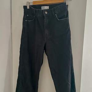 Fina svarta jeans med high rised midja i storlek 34, straight/loose fit. Knappt använda, mycket fint skick!