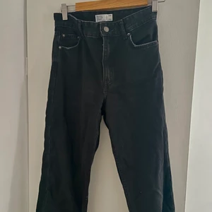 Svarta jeans från Bershka i storlek 34 - Fina svarta jeans med high rised midja i storlek 34, straight/loose fit. Knappt använda, mycket fint skick!