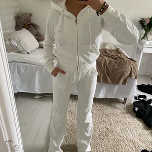 Juicy tröja  - Vit juicy tröja. Använt två gånger därav ny skick. (Materialet är vanligt juciy material) Byxorna är sålda!!!!  