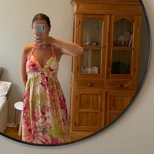 Långklänning - Superfin långklänning med djup rygg och halterneck. Märkt storlek 40 men passar mig som vanligtvis har 34/36 xs/s🌺 så fint somrigt mönster. Skickar spårbart för 51kr