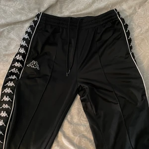 Kappa byxor  - Skit snygga o sköna kappa byxor med truck längst hela benen ❤️‍🔥