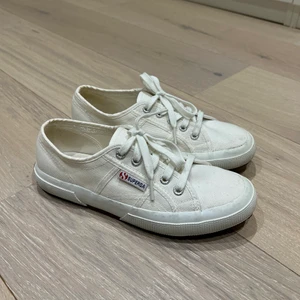 Superga sneakers - Vita sneakers från Superga som är använda max 2 gånger i storlek 37🤍🤍