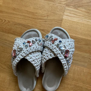 Inuiikii tofflor - Vita inuiikii tofflor, inköpta iår. Ord pris 2200 