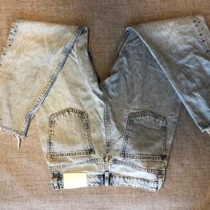 Såå fina midwaist jeans från zara finns inte i lager längre har ett minimalt hål där fran men inget märkbart!💕(andvänder inte köp nu!💕)