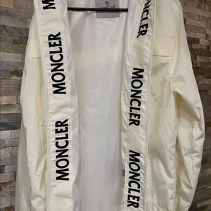 Moncler jacka - Moncler jacka finns i alal storlekar möts endast i gbg annars frakt 