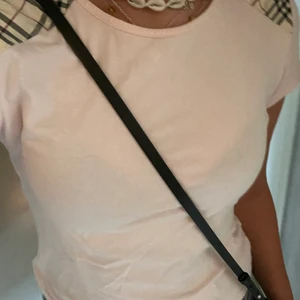Burberry t-shirt - Jätte fin rosa burberry t-shirt köpt runt 3000 4000 tusen. Fint sick säljer för 1000 pris kan diskuteras 