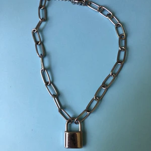 Nyckelknipshalsband  - Säljer det här kedjehalsbandet med lås köpt på ASOS. Längden är justerbar. Låset är i behåll men har tappat lite färg och är lite sliten. Skickas spårbart eller kan mötas upp i centrala Stockholm. Skriva  gärna vid frågor! 💛 