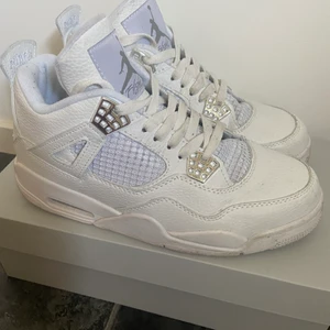 Jordan 4 Pure Money - Jordan 4 Pure Money i storlek 41. kondition 8/10, använda fåtal gånger. Dm om det behövs fler bilder, Pris kan diskuteras!