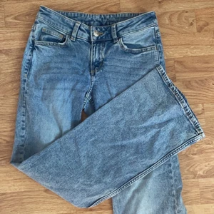 Lågmidjade jeans - Säljer dessa fina lågmidjade jeans billigare än ordinarie priset! Jättefina bara lite korta på mig med skor, men utan skor perfekta👍🏽