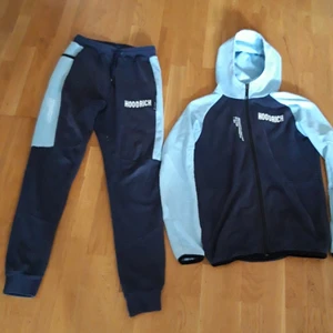 Hoodrich dress  - Bra skick förutom byxorna som är lite slitna men syns knappt. Har gömda zip fickor på tröjan och byxorna