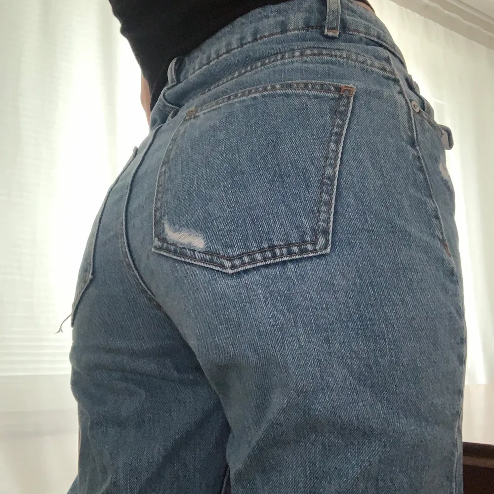 Jeans åt det lösare hållet med mörkare ”slitsar” (inte öppna) på insidan. De sitter bra och är snygga men är tyvärr för korta för mig som är 170cm lång. . Jeans & Byxor.