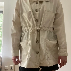Vit jacka  - Vit jacka i tunt tyg. Lite oversized