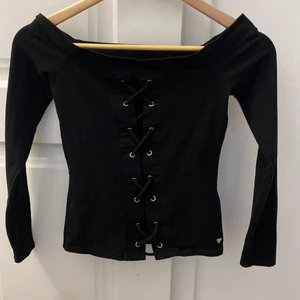 Guess-shoulder tröja - Svart tröja som har guld detaljer men för tajt för mig för jag köpte en väldigt liten storlek. Köpte den i en guess butik i Stockholm men glömde bort om den så jag hann bara andvända den 2 gånger innan den blev tajt. Original pris: över 220 kr