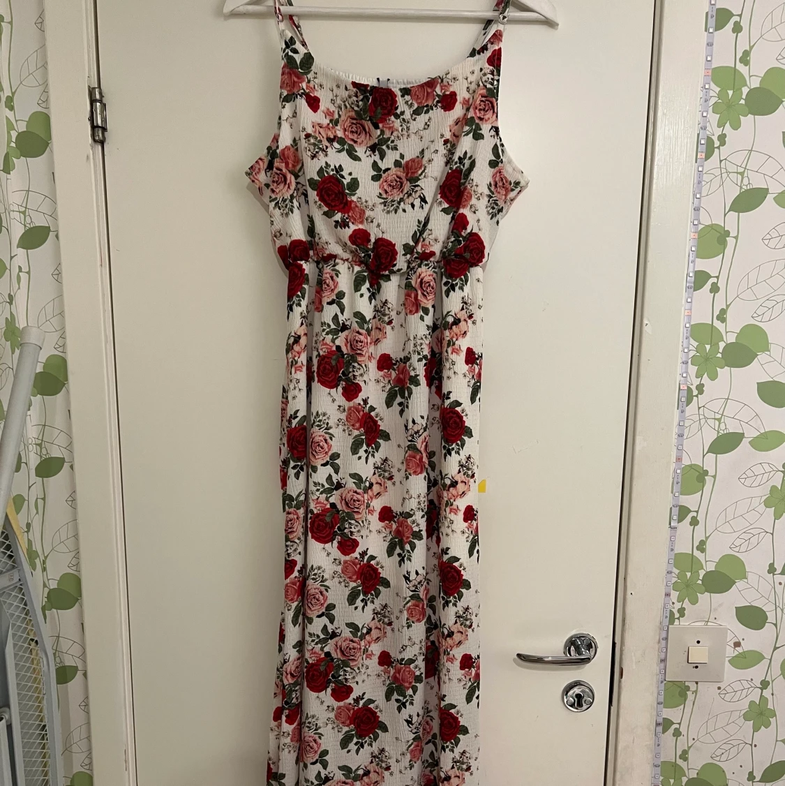 Vit blommig långklänning 