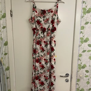 Vit blommig långklänning  - Superfin blommig långklänning från cassels. Oanvänd med lappen kvar.  Nypris: 350