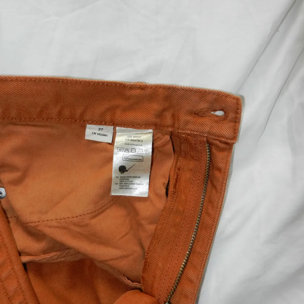 Orange/rostfärgade jeans från monki i modellen Yoko! Aldrig använda så i mycket bra skick! Skriv för frågor eller fler bilder. Jeans & Byxor.