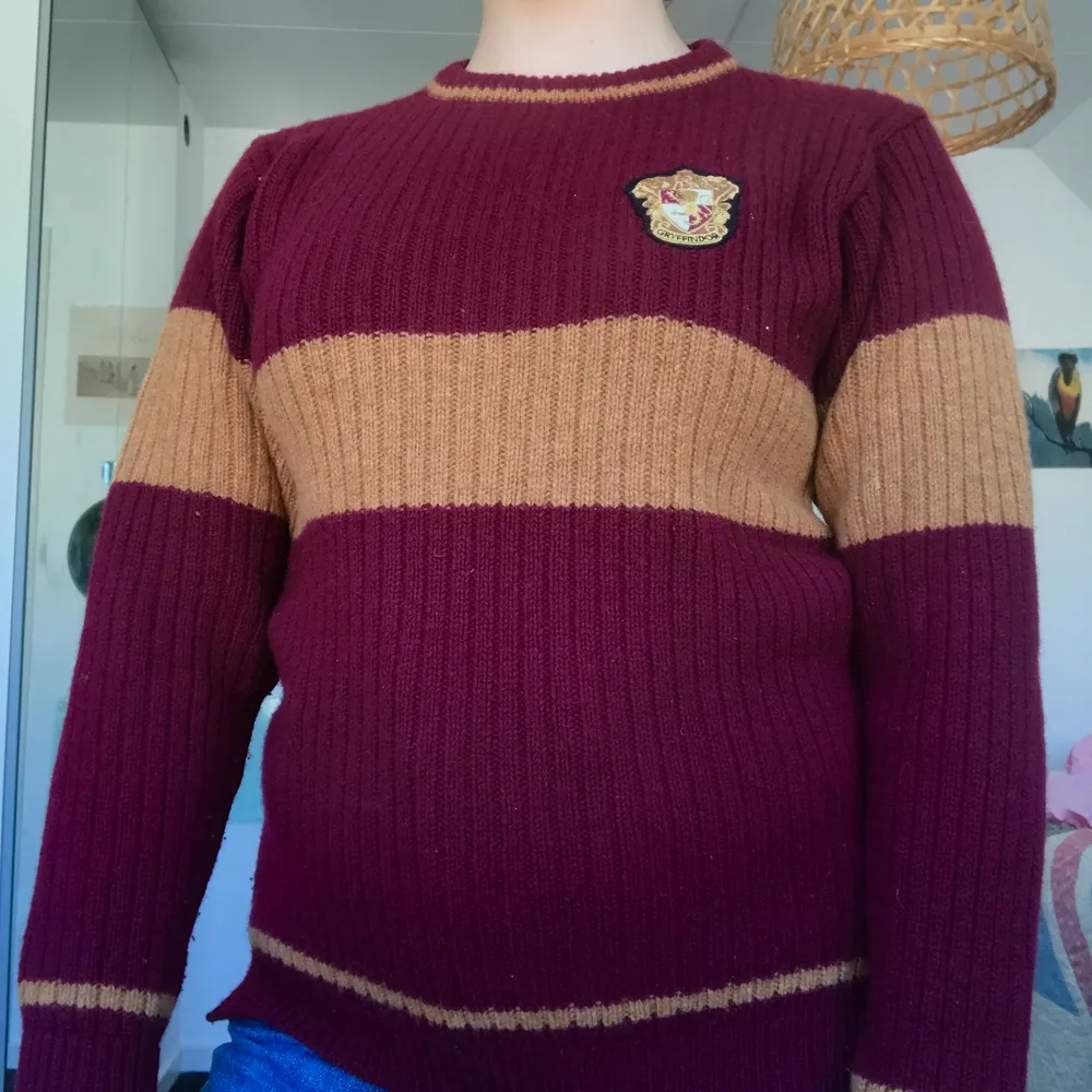 Gryffindor tröja köpt på Harry Potter museet i London. Bra kvalité i 100% ull som inte sticks. I princip som ny. Hör av dig för frågor/fler bilder!. Stickat.