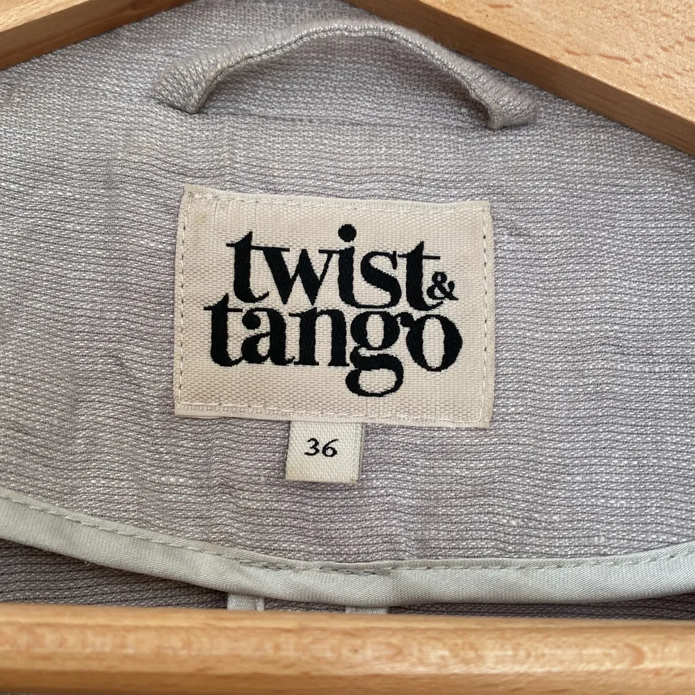 Snygg kavaj från twist&tango i storlek 36. Knappt använd.. Jackor.