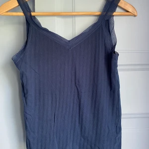 Blått linne - Jättegulligt linne som är v-ringat både fram och bak. Säljer då det inte längre kommer till användning💙💙