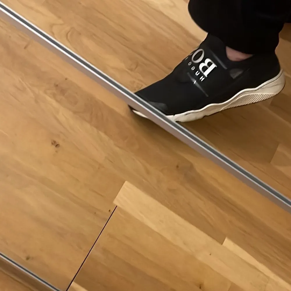 Skit fräscha Hugo boss skor strl 39 köpta för 2300 säljs för 990. Kengät.