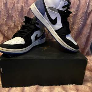 Detta är jordan 1 mid se hyper royal black blanc. Dessa är i ett använt skick men dom är fortfarande värda att använda. Inte många cresse märken villket är bra. Dessvärre har den ett ställe som är lite sönder på tån.