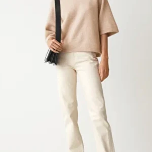 Stickad T-shirt  - Säljer denna jättefina tröja från & other stories. Nypris 590kr.  Endast använd ett fåtal gånger