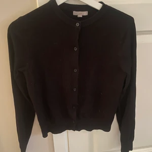Stickad kofta - Svart stickad kofta från HM. Använd fåtal gånger, storlek S