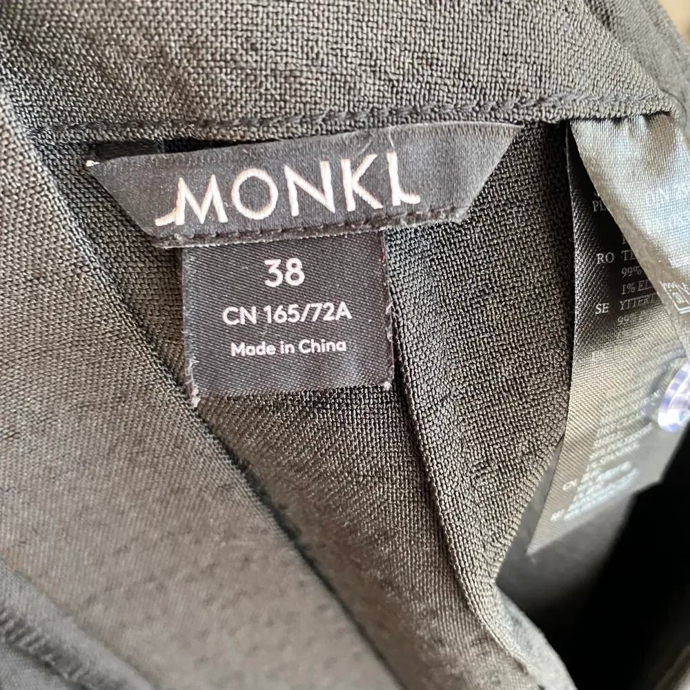 Svart Monki kjol med två slittar. Inte mer än två år gammal och inte super använd. Jag skulle säga att storleken är mer 36/38.. Kjolar.
