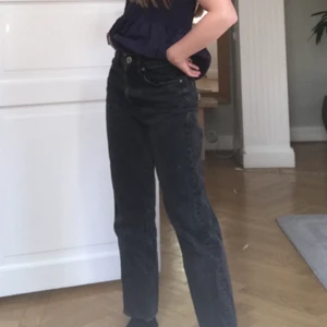 Zara Jeans  - Svarta jeans från zara , använda  rätt många gånger men bra skick. Köpt för 359