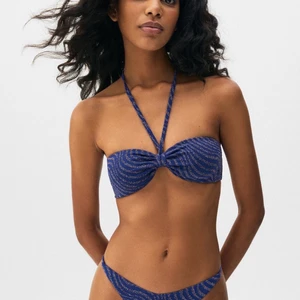 Bikini - Säljer denna perfekta helt oanvända bikinin till sommaren från pull and bear!!🌸🌸 Skriv vid intresse!!                                   Köparen står för frakten☀️