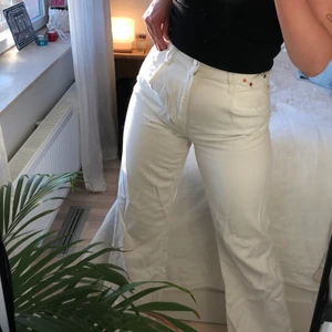 Vita jeans - Högmidjade och lite utsvängda ben. Storlek 34 men skulle säga att de passar dig med 36 också