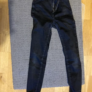 Svarta skinny jeans  - Svarta skinny Jean från bik bok. Sätter sig superfint på kroppen! Lite urtvättade bara. Köparen står för frakten! 