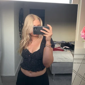 Fest topp - Jätte söt fest topp med lite urringning, lite liten i mina armar och säljer därför. Buda privat och skriv för fler bilder